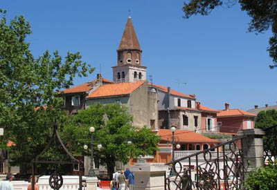 Sdosteuropa, Kroatien: Berge, Schluchten & Kultur - Dorfplatz mit Kirche